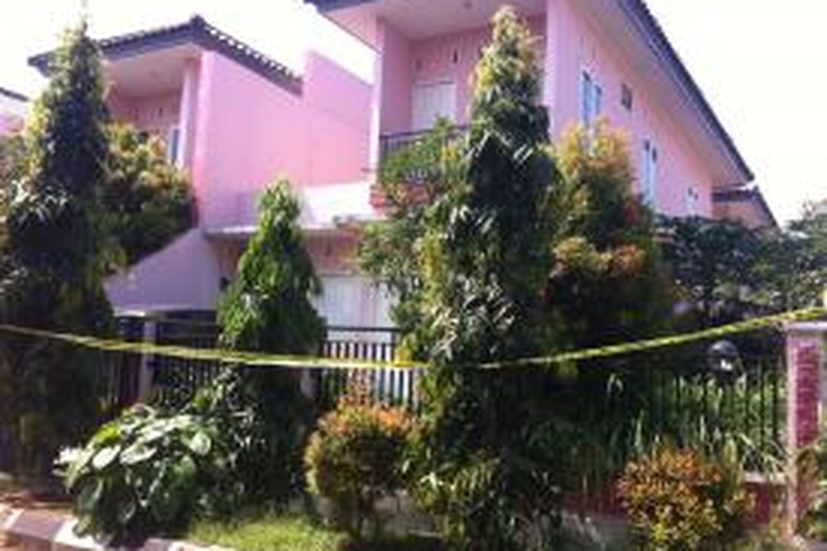 Rumah salah satu orang yang diduga perekrut ISIS di Perumahan Perdana Residence, Petukangan, Pesanggrahan, Jakarta Selatan sudah dipasangi garis polisi, Senin (23/3/2015).