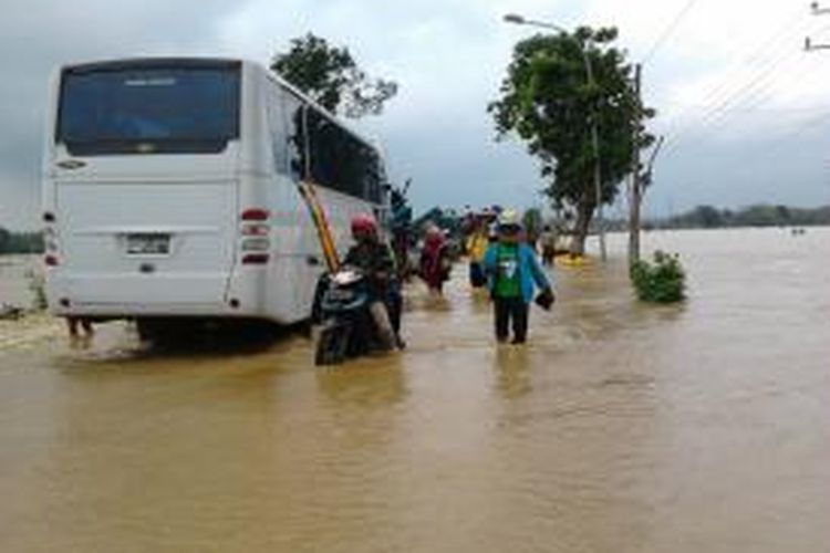 Jalur nasional yang menghubungkan Kabupaten Sampang-Bangkalan, terendam banjir, Selasa (28/1/2014).