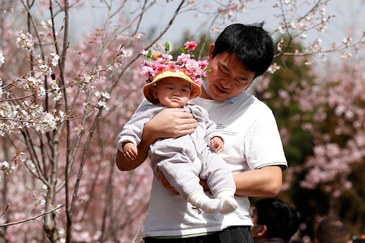 Setelah menghentikan kebijakan satu anak, China sekarang mendorong keluarga untuk memiliki anak lebih banyak.