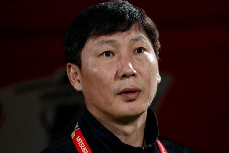 Pelatih Vietnam, Kim Sang-sik, mengamati pertandingan Grup B ASEAN Cup atau Piala AFF 2024 antara Vietnam vs Myanmar di Stadion Viet Tri, Phu Tho pada 21 Desember 2024. (Photo by Lam THOA / AFP)