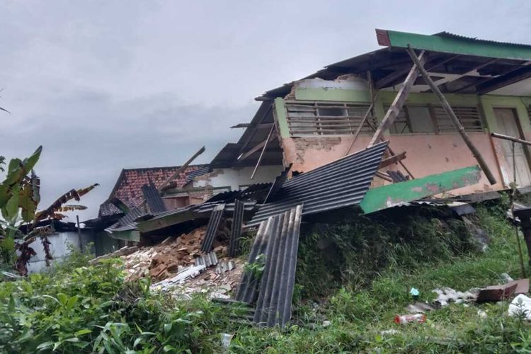 Hancur Berantakan Kondisi Gedung SD Negeri 1 Tlageh, Galis, Bangkalan Madura, Jum'at (03/12/2021)