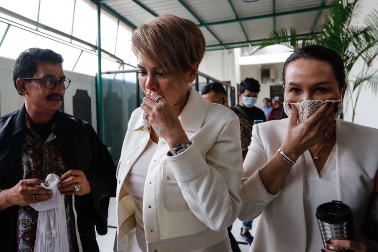 Artis Nikita Mirzani menjalani sidang putusan atas dugaan kasus penganiayaan kepada mantan suaminya Dipo Latief di Pengadilan Negeri Jakarta Selatan, Rabu (15/7/2020). Majelis hakim menjatuhkan vonis 6 bulan penjara dengan masa percobaan 12 bulan.