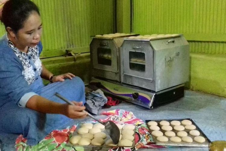 Proses pembuatan kue baruasa khas Makassar