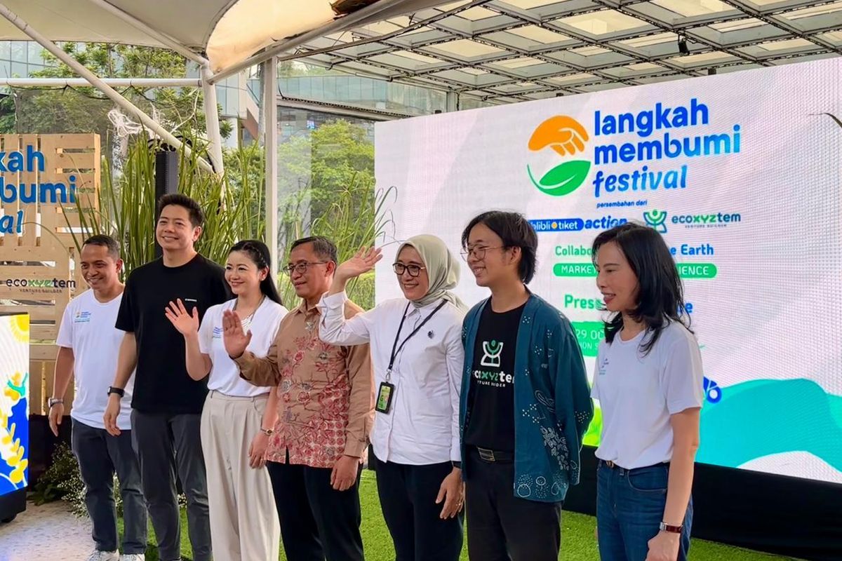 Langkah Membumi Festival (LMF) 2024 kembali hadir di tahun ketiganya, kali ini berlokasi di Senayan Park, Jakarta pada tanggal 2-3 November 2024. Mengusung tema CollaborAction for the Earth, festival ini menghadirkan serangkaian agenda yang berfokus pada sinergi praktik keberlanjutan dan ekonomi sirkular.