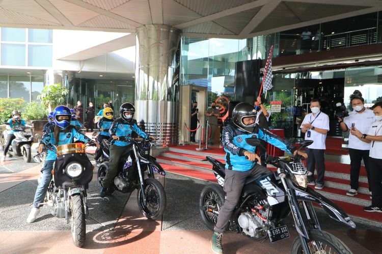 Menteri Pariwisata dan Ekonomi Kreatif Sandiaga Salahuddin Uno resmi melepas touring Komunitas Srikandi Wonderful Ride, di Gedung Sapta Pesona, Jakarta, Senin (24/2/2022).