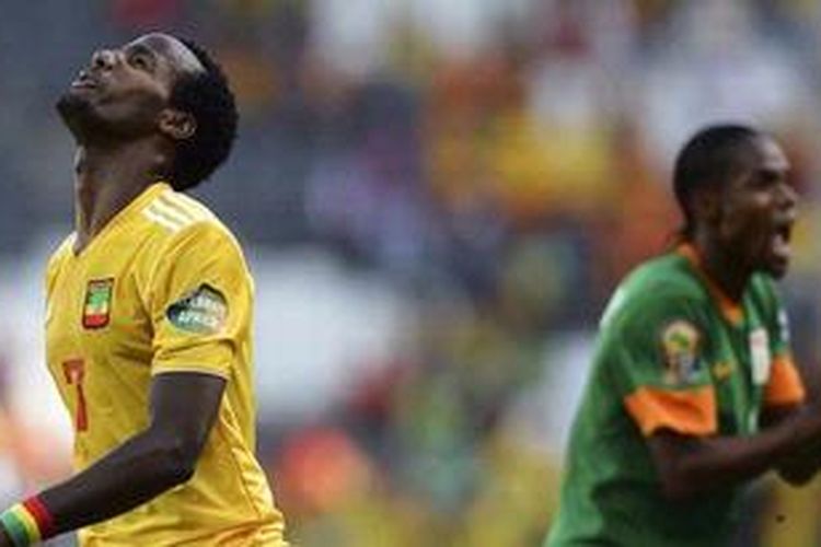 Penyerang Ethiopia, Said Ahmed Saladin (kiri), menyesali kegagalannya mengeksekusi penalti ke gawang Zambia dalam laga pembuka Grup C Piala Afrika Afsel 2013 di Stadion Mbombela, Nelspruit, Senin (21/1/2013). Kedua tim akhirnya saling mengimbangi 1-1. 