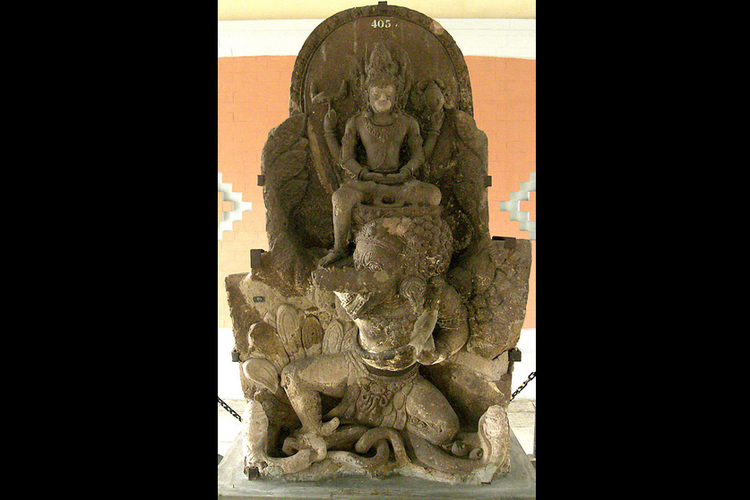 Arca Raja Airlangga digambarkan sebagai Wisnu menaiki Garuda, ditemukan di Candi Belahan.