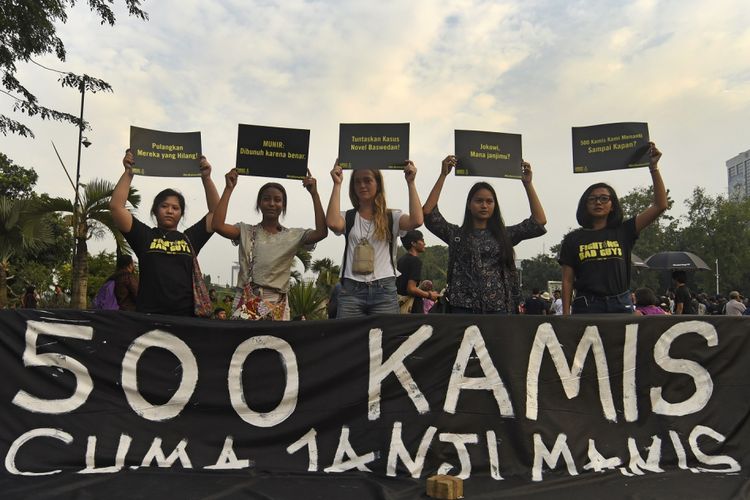 Sejumlah aktivis mengikuti aksi Kamisan ke-500 yang digelar Jaringan Solidaritas Korban untuk Keadilan di seberang Istana Merdeka, Jakarta, Kamis (27/7/2017). Dalam aksi bersama itu mereka menuntut komitmen negara hadir menerapkan nilai kemanusiaan dengan komitmennya menyelesaikan kasus-kasus pelanggaran HAM berat. 