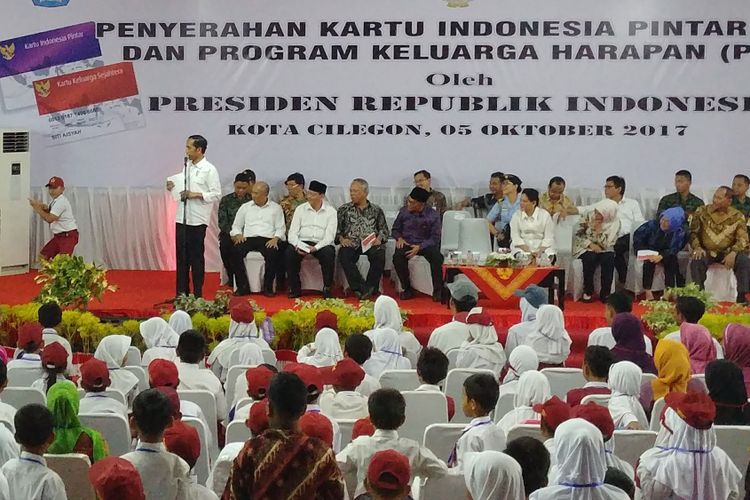 Presiden Joko Widodo melihat jurus macan kemayoran Novan Zumi Zola, saat membagikan Kartu Indonesia Pintar di Banten, Jumat (5/10/2017).