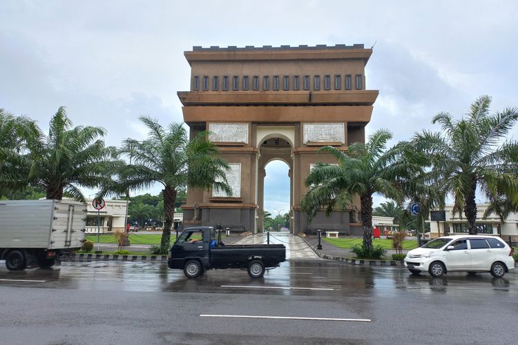 Beberapa kendaraan melintas di aspal basah usai hujan melanda di kawasan Simpang Lima Gumul Kabupaten Kediri, Jawa Timur.