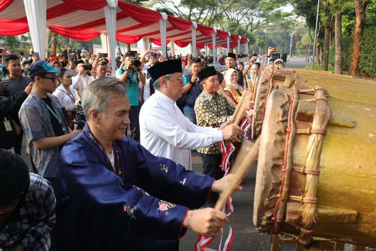 Tangerang Selatan gelar Parade Budaya Nasional dan Internasional sebagai wujud representasi budaya masyarakat Tangsel.