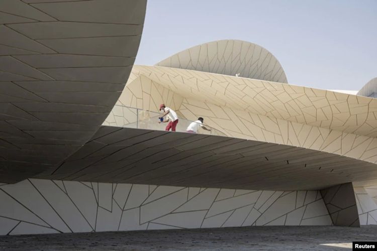 Para pekerja di Museum Nasional Qatar jelang Piala Dunia FIFA Qatar 2022, Doha, Qatar, 11 November 2022.