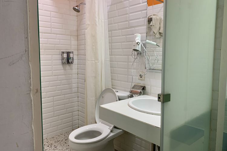 Tersedia fasilitas penitipan koper dan ruang mandi bagi para penumpang kereta di Stasiun Gambir. Fasilitas Shower and Locker yang dikelola oleh PT Kereta Api Pariwisata (KAI Wisata) ini berada di lantai satu Hall Selatan dan buka selama 24 jam.