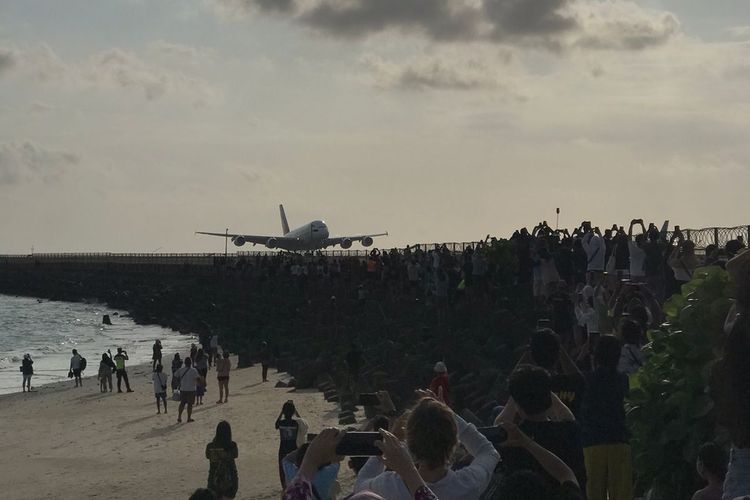 Pemandangan masyarakat saat menyaksikan pendaratan pesawat Airbus A380 Emirates di Pantai Kelan, Bali, pada Kamis (1/6/2023).
