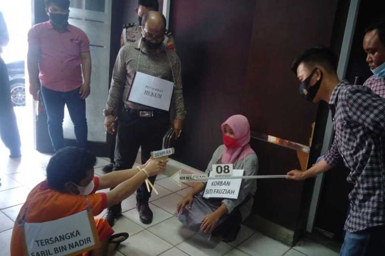 Rekonstruksi kasus penembakan terhadap Siti Fauziah (35) yang dilakukan oleh tersangka Asgaburillah alias Sabil (34) di Polrestabes Palembang, Selasa (3/11/2020). Motif penembakan itu sendiri dilatarbelakangi utang Rp 30 juta.