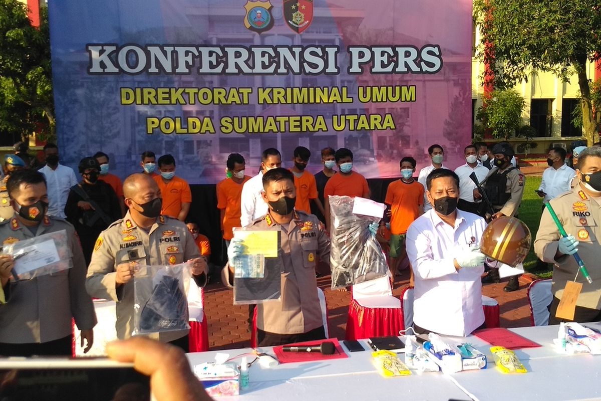 Direktur Reskrimum Polda Sumut Kombes Tatan Dirsan Atmaja didampingi Kabid Humas Polda Sumut Kombes Hadi Wahyudi dan sejumlah Kapolres menunjukkan barang bukti kasus kejahatan 3C yang diringkus dalam kurun 9 hari. Sebanyak 50 kasus terungkap dengan tersangka sebanyak 63 orang.