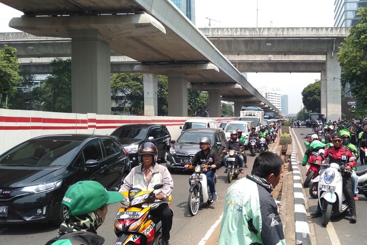 Kemacetan terjadi di sepanjang jalan Rasuna Said, Kuningan, Jakarta Selatan, Selasa (3/9/2019)