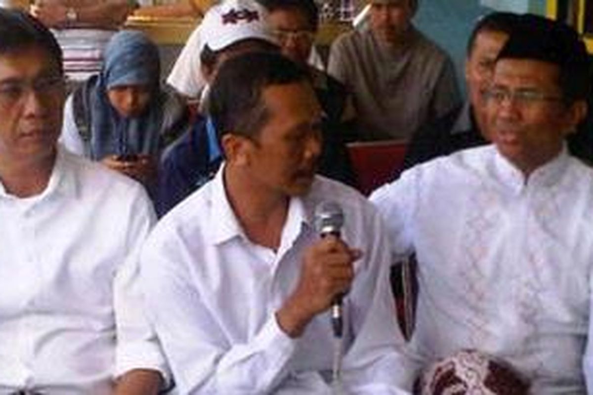 Menteri BUMN Dahlan Iskan (kanan) saat berkunjung ke Kota Batu, Jawa Timur. Jumat (26/10/2012).