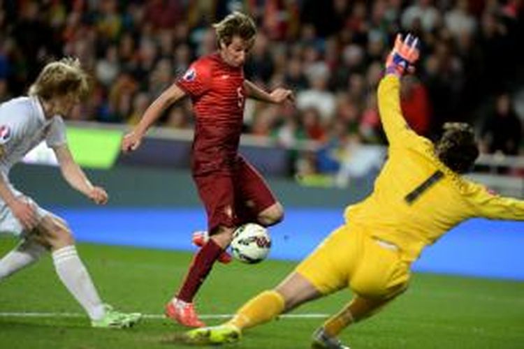 Bek Portugal, Fabio Coentrao (tengah) saat berupaya melepaskan tendangan yang berujung gol ke gawang Serbia pada lanjutan laga kualifikasi Grup I Piala Eropa 2016 di Luz stadium, Minggu (29/3/2015). 