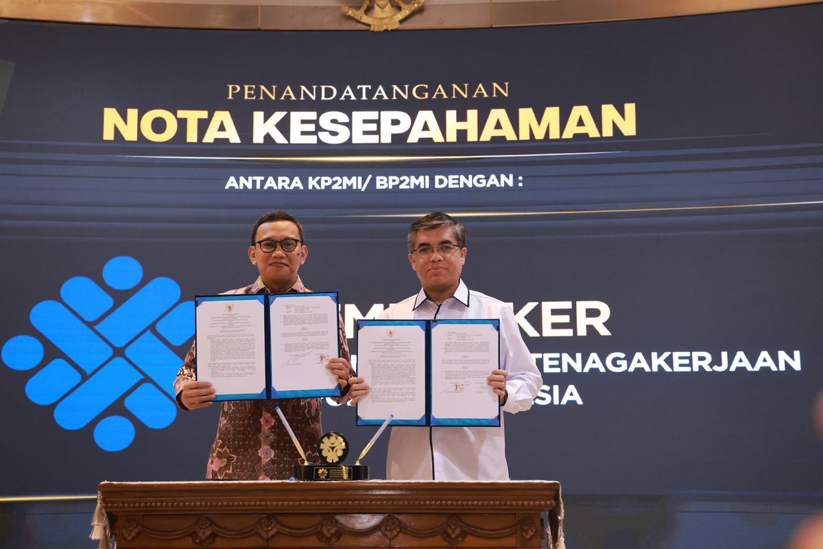 Menteri Ketenagakerjaan (Menaker) Yassierli dan Menteri  Pelindungan Pekerja Migran Indonesia (P2MI) Abdul Kadir Karding menandatangani nota kesepahaman di ruang KH Abdurrahman Wahid, Kantor KP2MI, Jakarta, Senin (14/7/2025).