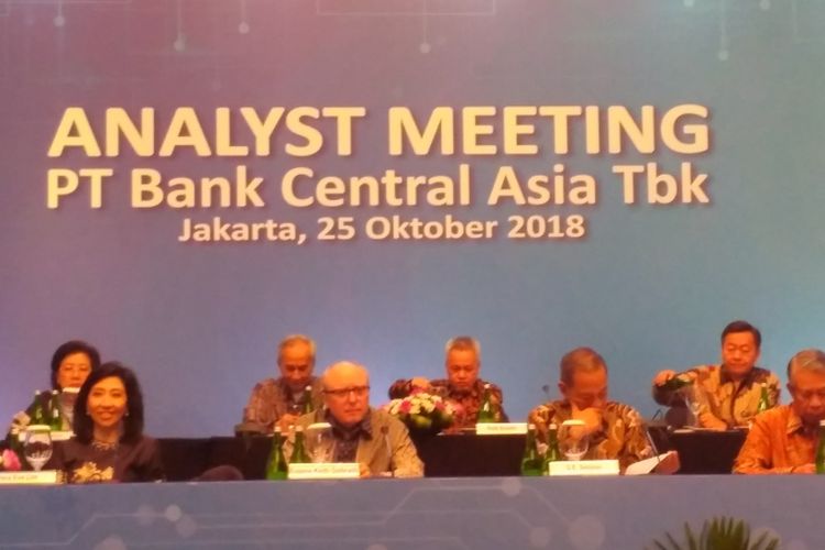 Komisaris dan Direksi BCA memaparkan kinerja keuangan September 2018 di Jakarta, Kamis (25/10/201/2018).