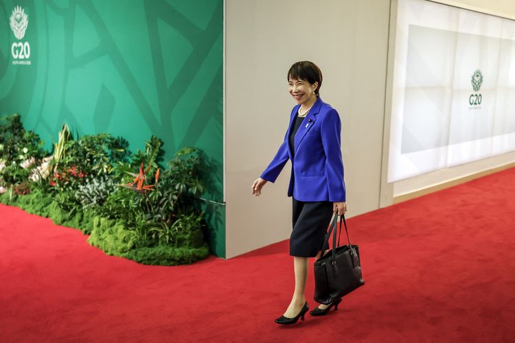 Perdana Menteri Jepang Sanae Takaichi saat tiba di hari kedua Konferensi Tingkat Tinggi atau KTT G20 di Nasrec Expo Centre, Johannesburg, Afrika Selatan, 23 November 2025.