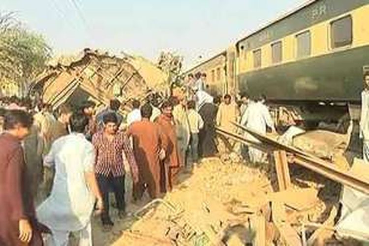 Setidaknya 20 orang dipastikan tewas dan puluhan lainnya terluka akibat tabrakan dua kereta api yang membawa ratusan penumpang di Karachi, Pakistan, Kamis (3/11/2016).