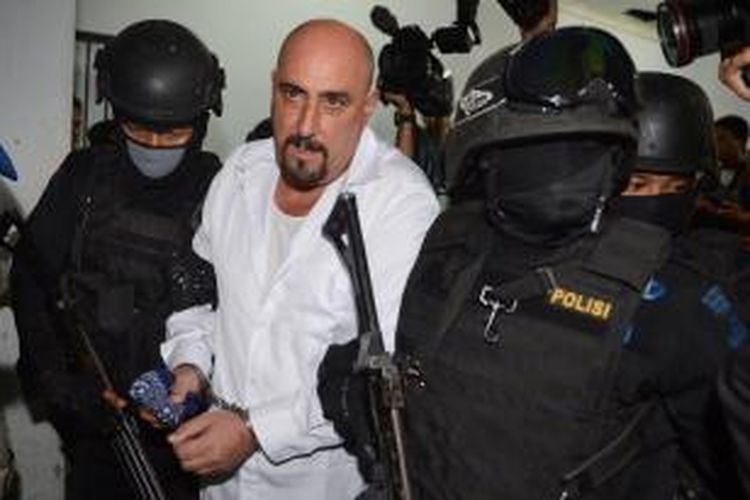 Terpidana mati kasus narkotika asal Perancis, Serge Atlaoui (51) dikawal ketat pasukan khusus kepolisian Indonesia.