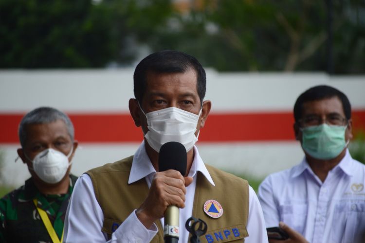 Doni Monardo menyampaikan aturan tindak tegas kepada pelanggar protokol kesehatan saat akan melakukan kunjungan kerja ke Yogyakarta di Bandara Halim Perdana Kusuma, Kamis (19/11/2020).

