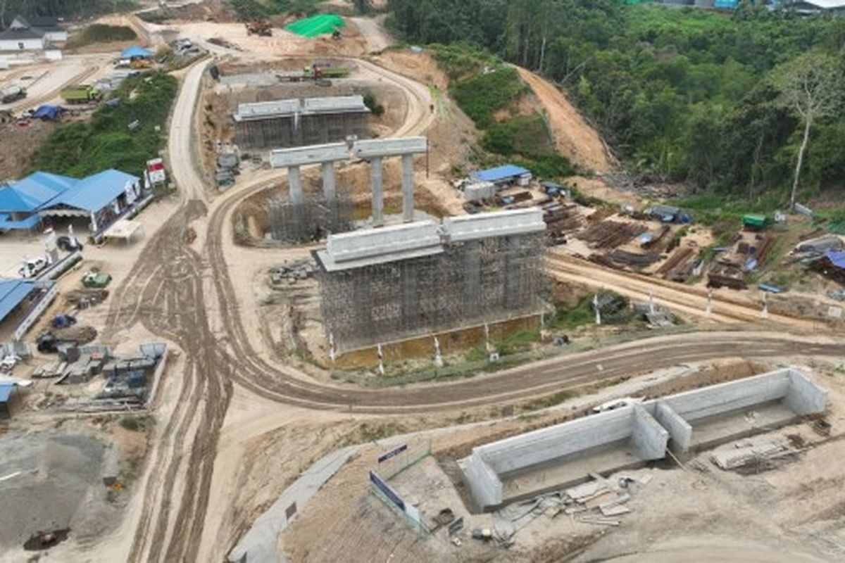 Pembangunan jalan tol IKN.