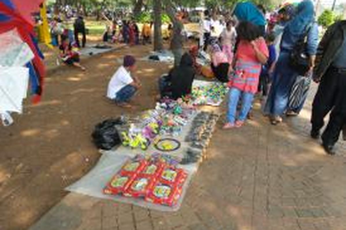 Pedagang kaki lima (PKL) di Monas yang kembali menggelar lapak dagangannya, Minggu (3/8/2014)