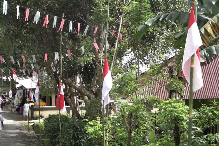 Warga desa Pelauw Kecamatan Pulau haruku, kabupaten Maluku Tengah korban konflik yang mengungsi di kawasan Air Besar, Kecamatran Sirimau Ambon mengibarkan bendera setengah tiang menjelang Hari Ulang Tahun (HUT) ke-77 Kemerdekaan RI jalan-jalan dan tempat tinggal mereka, Rabu (10/8/2022)