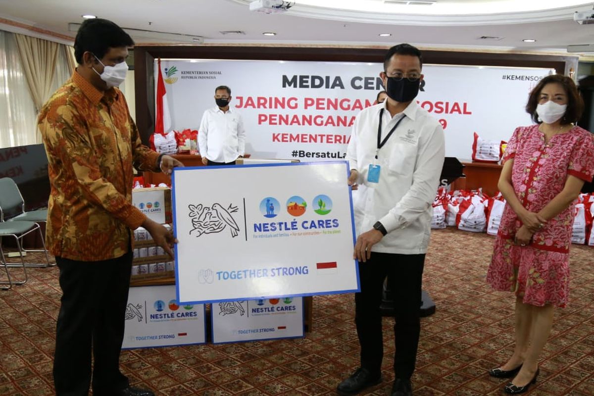 Nestle Indonesia dukung Kementerian Sosial untuk membantu masyarakat terdampak Covid-19.