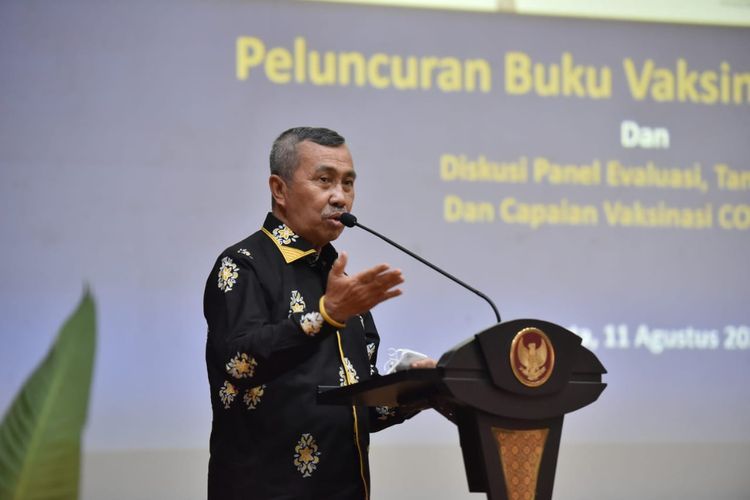 Gubernur Riau Syamsuar saat menghadiri peluncuran Buku Vaksinasi Covid-19 terkait penanganan dan vaksinasi Covid-19, Jakarta, Kamis (11/8/2022).


