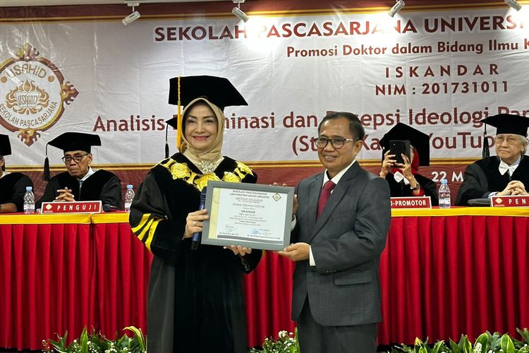 Iskandar (kanan) mempertahankan disertasinya bidang Komunikasi Sekolah Pascasarjana Universitas Sahid Jakarta pada Rabu (21/5/2024).