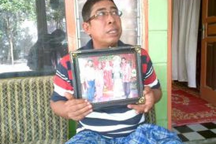 Efendi, 42, abang kandung dari Safriad, 37, salah seorang korban kapal tongkang yang karam di perairan Malaysia rabu malam. DESI
