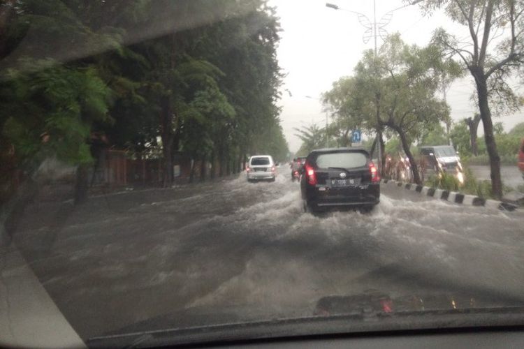 Sejumlah wilayah di Kota Surabaya, Jawa Timur, terendam banjir akibat hujan deras yang terjadi pada Kamis (28/5/2020) siang hingga sore ini. Salah satunya terjadi di kawasan Panjang Jiwo Surabaya. 