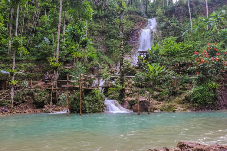 Air Terjun Kembang Soka di Kulon Progo, Yogyakarta.