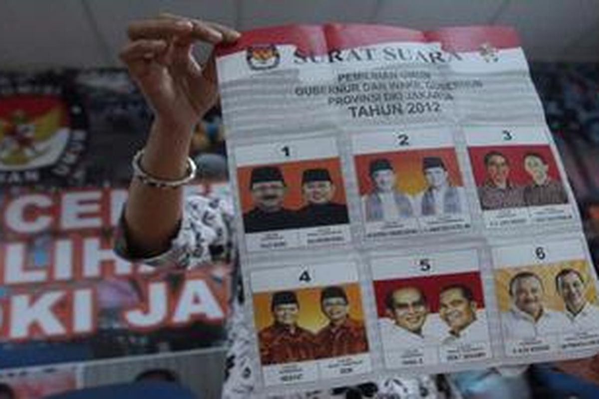 Ketua KPUD DKI Jakarta, Dahliah Umar, menunjukkan kepada wartawan surat suara yang akan digunakan dalam Pilkada DKI Jakarta di Kantor KPUD DKI Jakarta, Jakarta Pusat, Kamis (21/6/2012). Selain sebanyak jumlah pemilih, pencetakan surat suara ini ditambah 2,5 persen dari Daftar Pemilih Tetap untuk cadangan. 