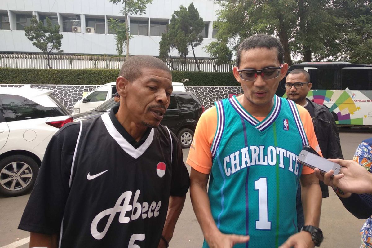 Wakil Gubernur DKI Jakarta Sandiaga Uno bertemu pemain National Basketball Association (NBA) legendaris Muggsy Bogues di Wisma Kementerian Pemudan dan Olahraga, Jakarta Pusat, Sabtu (21/7/2018).