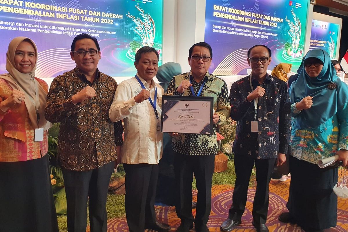 Wali Kota Metro Wahdi Siradjuddin beserta jajarannya saat menghadiri Rapat Koordinasi Pusat dan Daerah Pengendalian Inflasi Tahun 2022 dan menerima penghargaan tiga besar kategori Tim Pengendalian Inflasi Daerah (TPID) Kabupaten/Kota Terbaik di Pulau Sumatera yang diselenggarakan Bank Indonesia (BI) di Hotel Sharila, Surabaya, Rabu (14/09/2022).