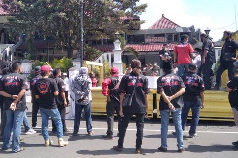 Pendukung Bupati Jember Gelar Demo, Kecewa Janji Kampanye Tak Dipenuhi