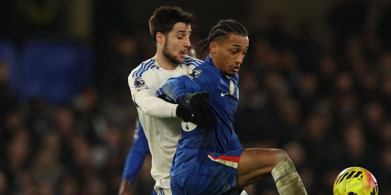 Perebutan bola Ilia Gruev (kiri) dengan Joao Pedro (kanan) dalam pertandingan sepak bola Liga Inggris antara Chelsea vs Leeds United di Stamford Bridge di London pada 10 Februari 2026. (Foto oleh Adrian Dennis / AFP) 
