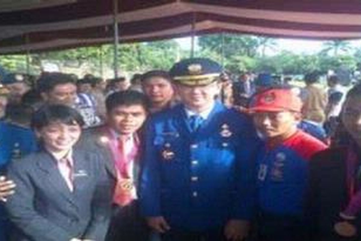 Wakil Gubernur Basuki Tjahaja Purnama (tengah, memakai baju dinas pemadam kebakaran) bersama Kepala Dinas Pemadam Kebakaran dan Penanggulangan Bencana DKI Subejo (pinggir kiri, menggunakan baju dinas pemadam kebakaran) saat menghadiri Hari Ulang Tahun Dinas Pemadam Kebakaran dan Penanggulangan Bencana DKI yang ke 94 tahun, di Pusdiklat Dinas Pemadam Kebakaran, Ciracas, Jakarta, Jumat (1/3/2013).