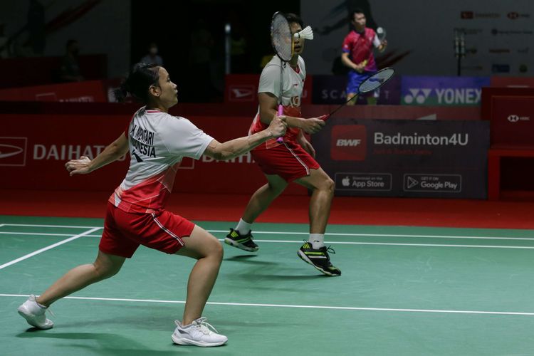 Ganda campuran Tanah Air, Rinov Rivaldy/Pitha Haningtyas Mentari bertanding melawan ganda campuran Indonesia, Praveen Jordan/Melati Daeva Oktavianti pada babak 16 besar Indonesia Masters 2022 di Istora Senayan, Jakarta, Kamis (9/6/2022). Rinov/Pitha berhak melaju ke perempat final atau delapan besar setelah unggul dengan skor 21-16 dan 21-16. Artikel ini menyajikan pukulan cepat dan mendatar dalam permainan bulu tangkis dinamakan pukulan drive.