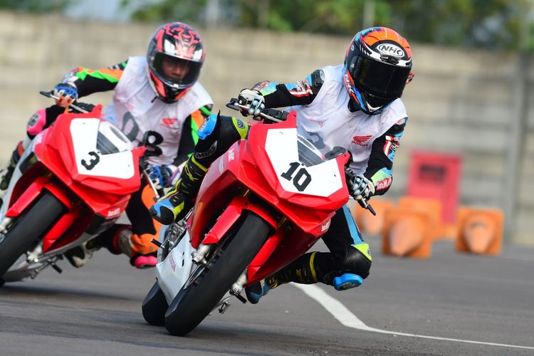 Astra Honda Racing School (AHRS) berhasil menyring 16 pebalap muda untuk mengikuti program AHRS 2022.