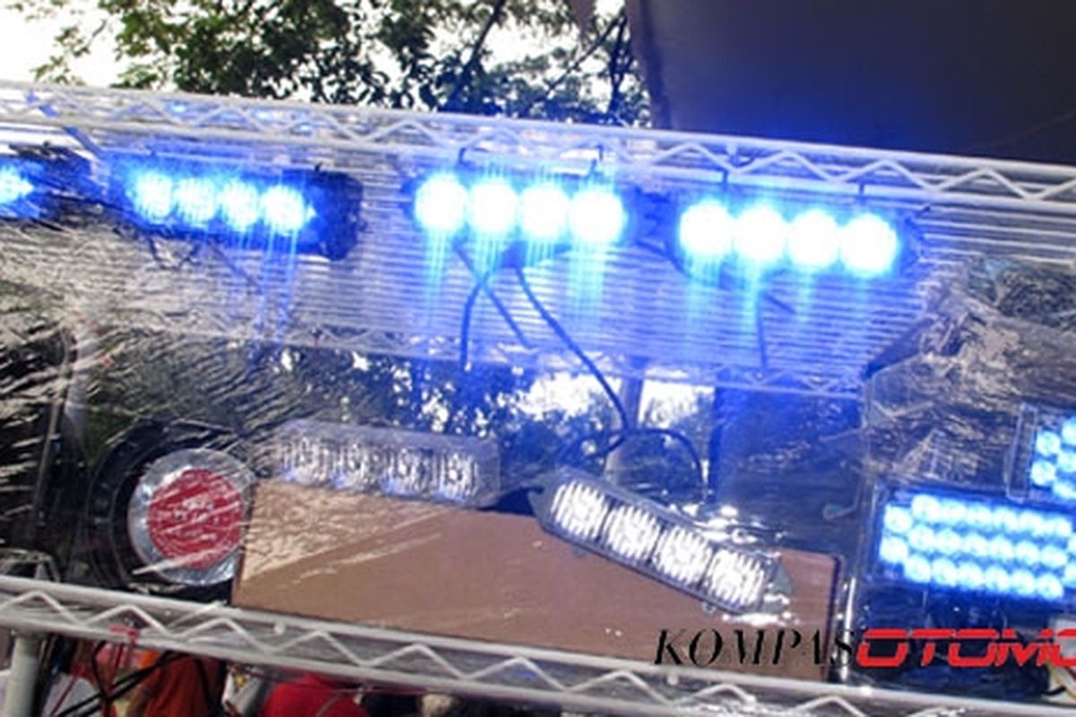 Aneka lampu LED isyarat Polisi, dijual bebas.