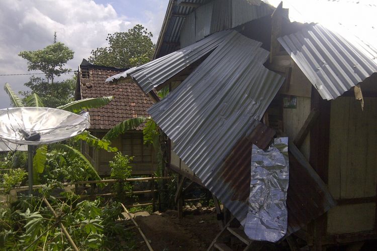 Kondisi rumah warga yang tertimpa pohon akibat angin kencang yang melanda Bima.