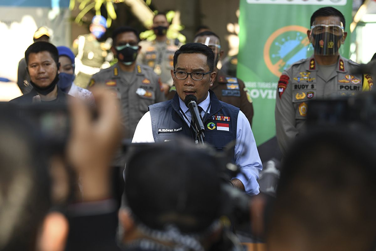 Gubernur Jawa Barat Ridwan Kamil memberikan keterangan kepada awak media seusai menjalani pemeriksaan kesehatan,  di puskesmas Garuda, kecamatan Andir, Bandung, Jawa Barat, Selasa (25/8/2020). Ridwan Kamil menjalani sejumlah tes kesehatan dan tes usap atau swab test sebelum dilakukan proses penyuntikkan atau uji klinis tahap III vaksin Sinovac COVID-19.