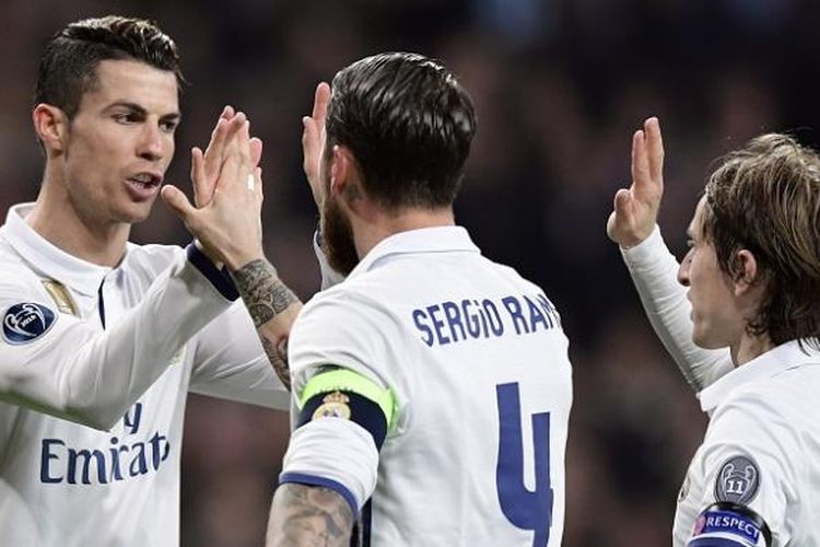 Pemain Real Madrid, Cristiano Ronaldo (kiri), merayakan gol bersama rekan-rekannya saat menghadapi Napoli dalam laga babak 16 besar Liga Champions di Stadion Santiago Bernabeu, Rabu (15/2/2017) waktu setempat.